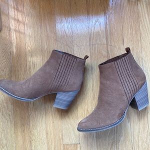 Dolce Vita brown suede books size 9 stacked heel